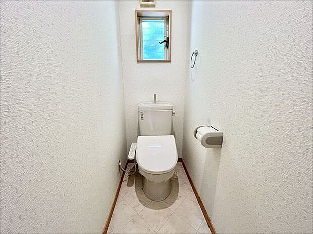 トイレ：白を基調としたシンプルな壁紙のトイレになります。2階にも設置されているのでお部屋からの移動も短縮できますね。