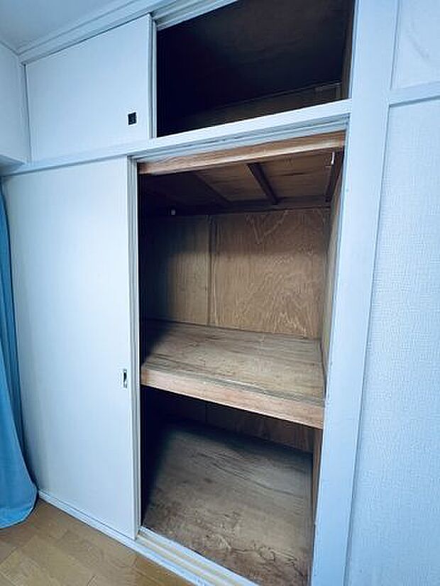 4.5帖洋室：押入があるので、奥行きがあり、お布団などをしまうことができます。収納グッズを使って空間を有効活用することができます。