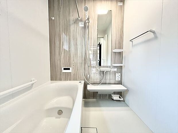 浴室：明るく清潔感のある浴室になります。窓があることで湿気がこもりにくく、お掃除もしやすいですね。壁に手すりが付いているので浴槽から立ち上がる際も安心です。