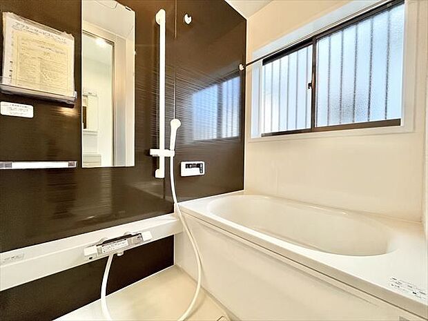 浴室：落ち着いた木目調の壁がオシャレな浴室でゆったりとバスタイムを過ごせそうです。1日の疲れもしっかり癒すことができそうです。