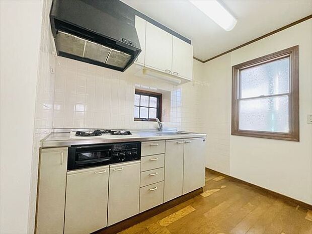1階キッチン：キッチンは壁付けタイプですのでお部屋をすっきりと見せてくれるメリットがあります。