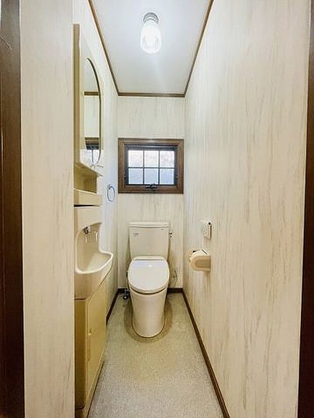 1階トイレ：白を基調としたシンプルな壁紙のトイレになります。2階にも設置されているのでお部屋からの移動も短縮できますね。