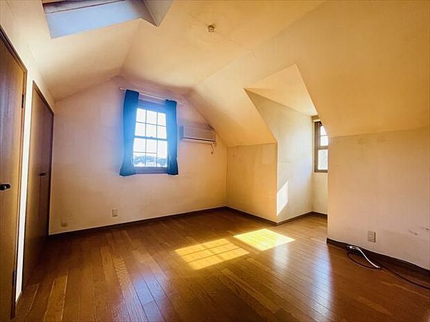 右側3階8帖洋室：大きめの窓から陽射しがたっぷり降り注ぎ、明るいお部屋になっていて気持ちよく過ごしていただけます。