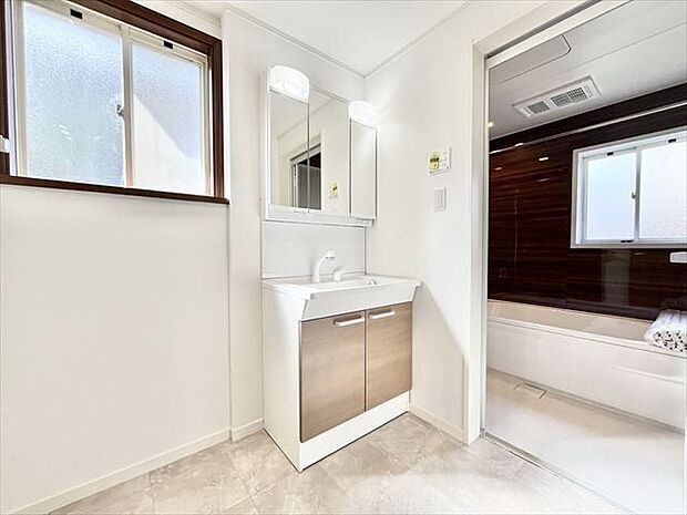 洗面所：洗濯機置き場の上には窓があり、こもりがちな湿気もしっかり換気することができます。洗面台の下や三面鏡の裏には収納がありすっきりと片付けることができます。