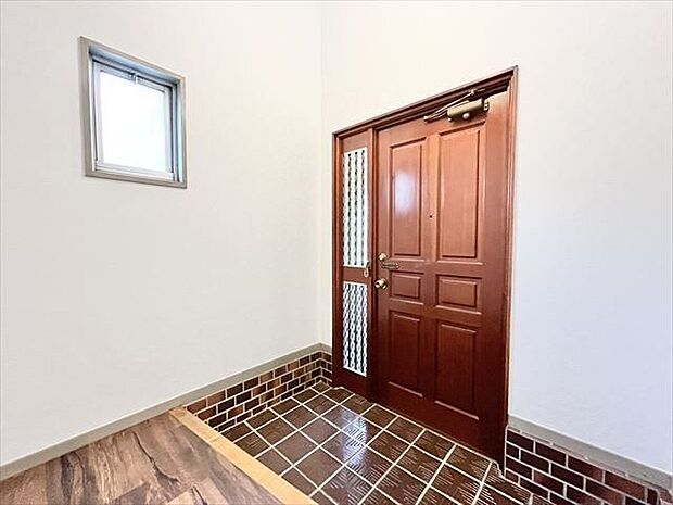 玄関：玄関は湿気がこもりやすい空間。窓があるので換気ができます。
