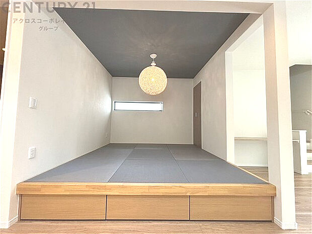 リビング横の和室スペースはリビングと続きで利用してもデザイン性のとれる洋風和室になります。やっぱり一室は欲しい和室は客間や小さなお子様の寝かせ付けなどにも便利です。