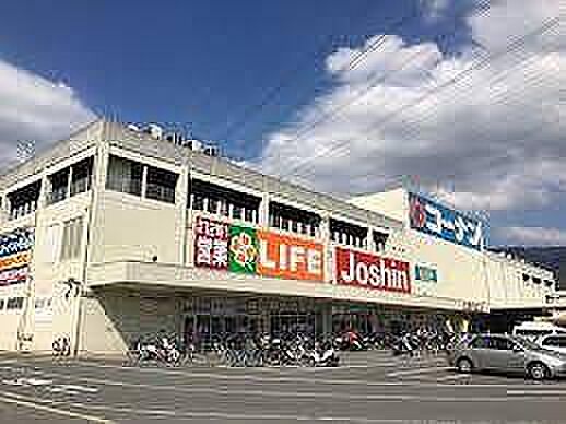 ライフ新石切店まで1760m コーナンやジョーシンが同じ場所にあり、日常のお買物以外にも様々な買物がこちらで済ませられます。