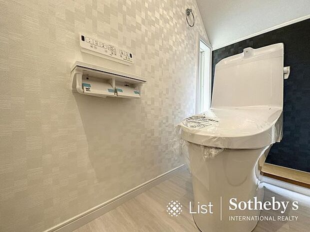 □トイレ□白を基調とした、シンプルながらも落ち着くデザイン。洗浄付き温水便座で機能性も兼ね備えています♪毎日に欠かせないお手洗いだからこそ、ほっと落ち着く空間としての機能を重視しています。