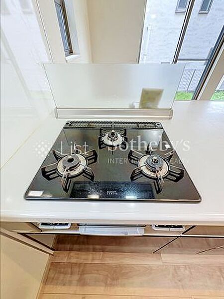 ■キッチン■3口コンロがつき調理スペースも確保されたシステムキッチン！同時調理が可能なため時短にもなりますし、品数も増やせるのでお料理好きの方に喜ばれます！