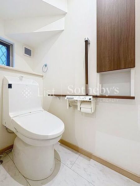 ■トイレ■温水洗浄便座機能付きトイレでいつも快適な1日をスタートできます！窓も付いているので空気の入れ替えも楽にできます。トイレが2ヶ所あるので朝の混雑時にも便利ですね！