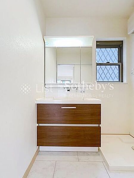 ■洗面室■機能的で使いやすさに配慮したパウダールーム。十分な大きさの洗面台で、身だしなみチェックや歯磨きなど、朝の慌ただしい時間でも余裕とゆとりを感じていただけます。