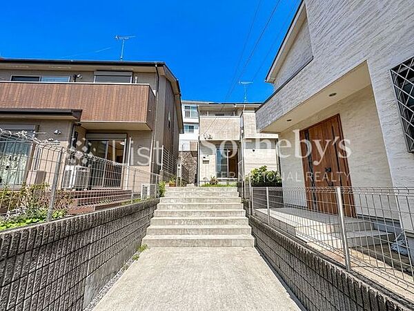 ■外観■閑静な住宅地に堂々と佇む家。豊かな居住性と、クオリティが見事に調和した住空間は、住まうことの喜びを感じさせてくれます。※画像は一部イメージ加工を行っており、実際とは異なる場合があります。