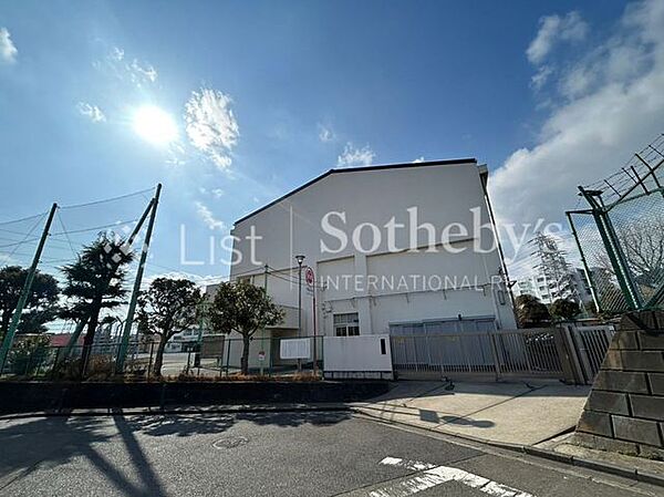 横浜市立川上小学校 徒歩11分。お子様の学校生活の中心となる小学校が近くにあり、登下校の安心感はもちろん、学びや友情を育む毎日をあたたかく支えてくれます。 850m