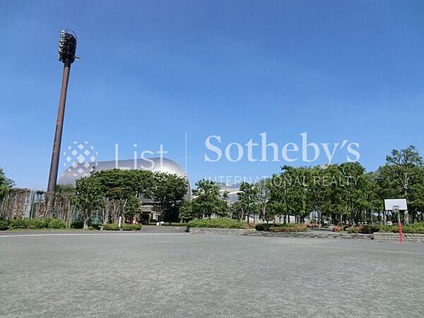 秋葉台公園 徒歩7分。緑豊かな公園が近くにあると、毎日の散歩や子どもとの遊びにも最適。季節の移ろいを感じながら、心も体もリフレッシュできます。 550m