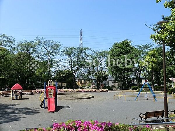 白百合公園 徒歩7分。緑豊かな公園が近くにあると、毎日の散歩や子どもとの遊びにも最適。季節の移ろいを感じながら、心も体もリフレッシュできます。 520m