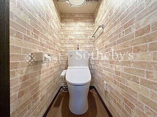 ◆トイレ◆スタイリッシュな清潔感のあるシャワー付きトイレになります！※本画像は家具消し加工済(配線は現地で確認下さい)
