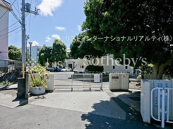 横浜市立/舞岡中学校 徒歩12分。学習・部活動・人間関係など、多くを学ぶ中学校。通学しやすい距離にあり、思春期の大切な時間を安心して過ごせる環境が整っています。 910m