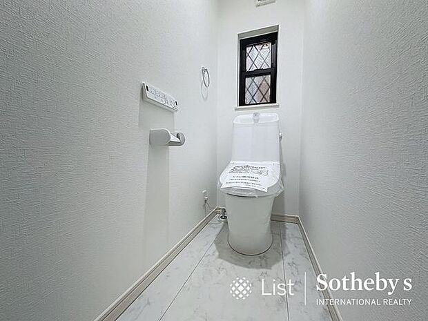 □トイレ□白を基調とした、シンプルながらも落ち着くデザイン。洗浄付き温水便座で機能性も兼ね備えています♪毎日に欠かせない大切な空間です。