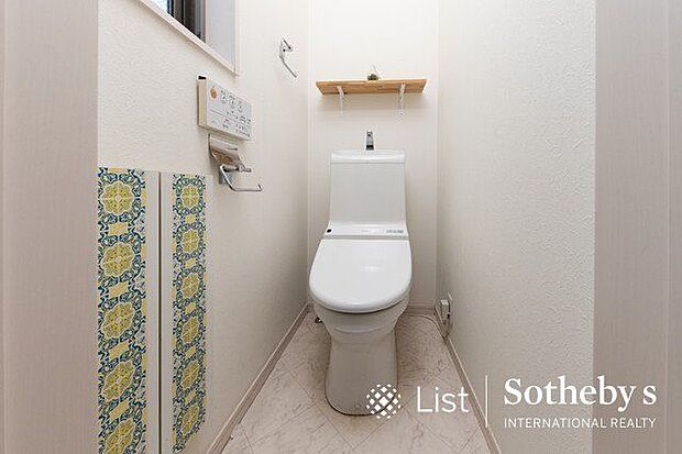 □トイレ□白を基調とした、シンプルながらも落ち着くデザイン。洗浄付き温水便座で機能性も兼ね備えています♪毎日に欠かせない大切な空間です。