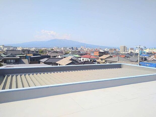屋上からの景色です。晴れていれば富士山が見えます。（撮影時は見えませんでした）