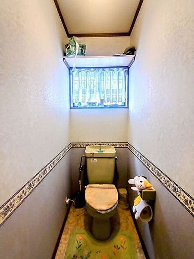 1階のトイレです。洗面脱衣室から廊下を出てすぐトイレへと繋がっています。