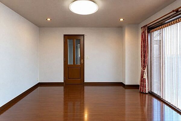 室内を見やすくするため残置物等を画像加工で除いており、現況とは異なります。あらかじめご了承ください。