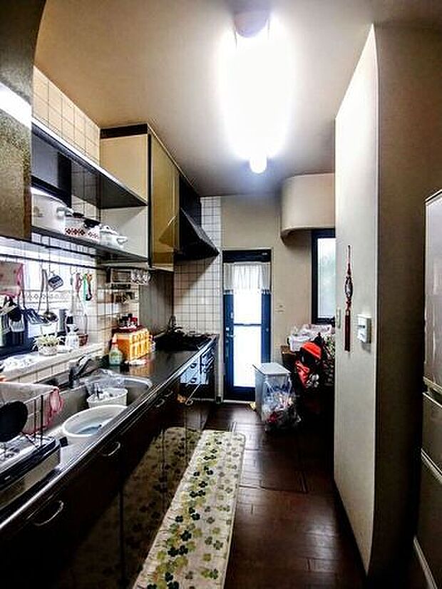 写真の右側にはキッチン収納スペースもあります。