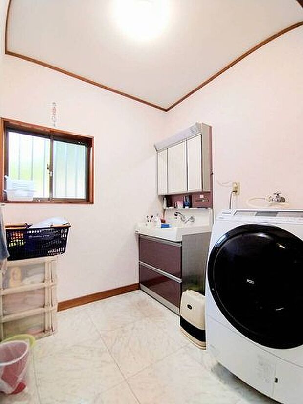 洗面脱衣室は洗濯機を置いても余裕のある広さです。