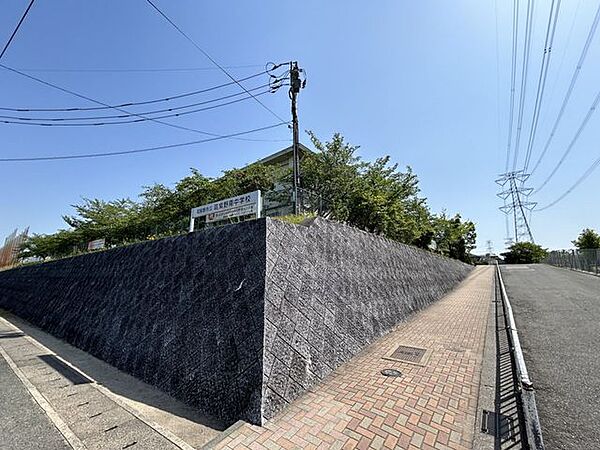 【近隣施設＿中学校】筑紫野南中学校まで約550m（徒歩7分）です。原田小学校の真向かいにあり、明るい雰囲気の学校です。