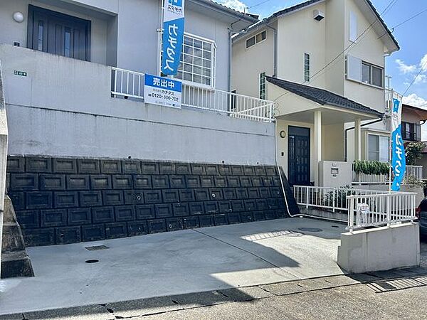 【リフォーム済　駐車場】駐車場です。普通車一台駐車可能です。奥行約3ｍ横幅約6.9ｍの駐車場です。