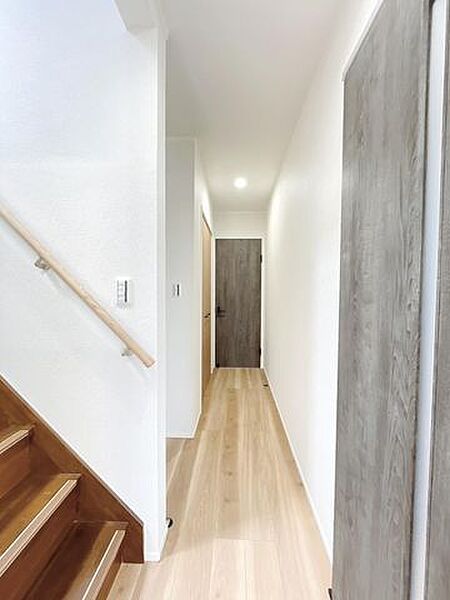 【リフォーム済　廊下】1階廊下はフローリング上張り、クロス張替しました。照明も新品交換済みです。