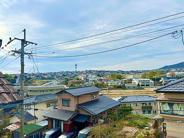 【眺望】お部屋からの眺望です。自然豊かな光景が日々堪能できます。緑が多く気持ちも晴れやかになりますね。