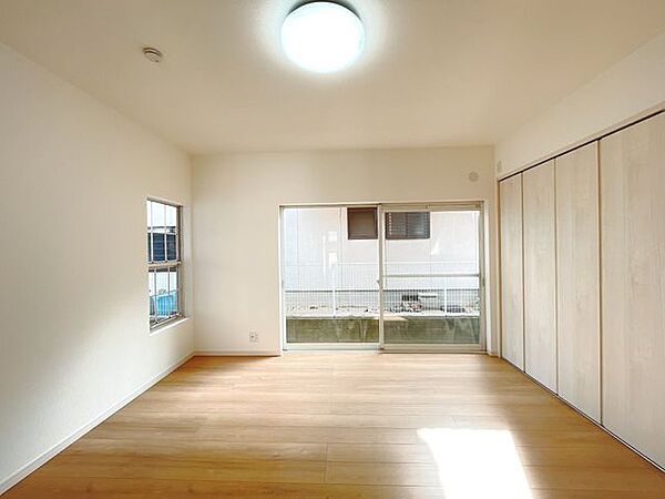 【リフォーム済　1階洋室8帖】現況は和室でしたが、洋室に間取変更を行いました。8帖あるので、ゆったりとした広さのあるお部屋です。寝室や客間としてもぴったりですね。