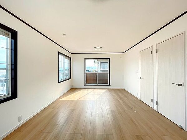 【リフォーム済　2階洋室12帖】クローゼットを新設します。床はフローリング上張り、天井壁はクロス張替を行いました。入口建具も新品交換済です。