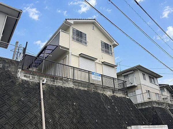 【リフォーム済　外観】外観の別角度写真です。外壁塗装を行いました。