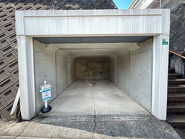 【リフォーム済　堀車庫】堀車庫は横幅約2.9m、高さ約1.95m、奥行約5.5mの大きさです。シャッター付きなので風雨の強い日も大事なお車を安心して守れます。