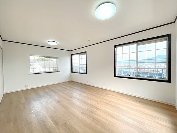 【リフォーム済　2階洋室12帖】窓が計4か所あり、見晴らしも良いので明るい気分で過ごせるお部屋です。入口ドアが2か所あり、真ん中で部屋を2つに区切ることもできる仕様です。