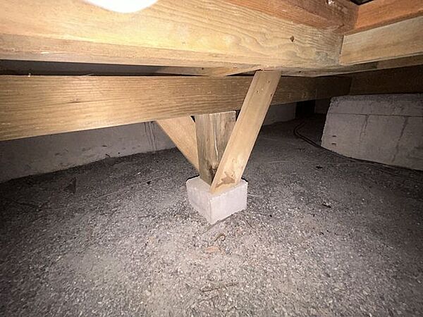 中古住宅の3大リスクである、雨漏り、主要構造部分の欠陥や腐食、給排水管の漏水や故障を2年間保証します。その前提で床下まで確認の上でリフォームし、シロアリの被害調査と防除工事も行いました。