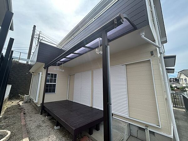 【リフォーム済　ウッドデッキ】リビングから続くウッドデッキがあります。傷んでいる部分を部材交換し、塗装しました。外壁はこれから塗装を行います。