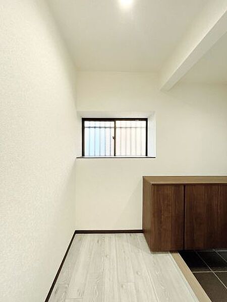 【リフォーム済　玄関】玄関ホールです。床・廊下の床・天井・壁クロス張り替えしてシューズボックスも交換いたしました。