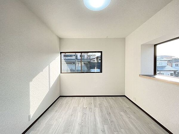 【リフォーム済　居室】2階洋室です。床はフロアタイル張、壁と天井はクロス張替えしました。