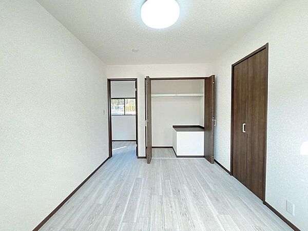 【リフォーム済　居室】2階居室です。和室を洋室に変更しました。床はフロアタイル張、壁と天井はクロス張替えしました。