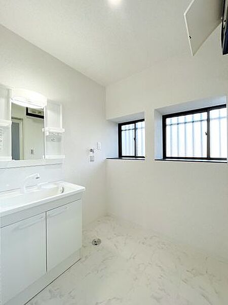 【リフォーム済　洗面所】幅750ミリのシャワー付き洗面化粧台を設置しました。壁はクロス張りにして明るく清潔感のある脱衣所になりました。