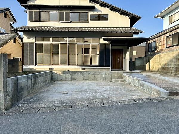 【リフォーム済　外観】駐車場付近の写真です。カーポートと門扉を撤去しました。