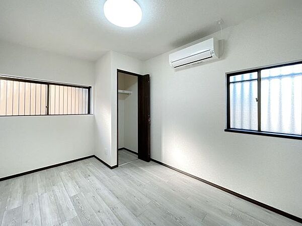 【リフォーム済　居室】元ダイニングキッチンだった場所は約5.5帖の洋室に工事しました。半間サイズのクローゼットを新たに設けました。