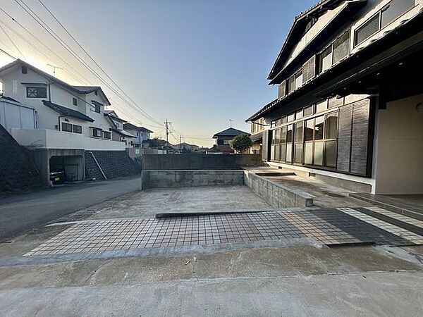 【リフォーム済　外観】庭と駐車場の写真です。下屋と濡れ縁を撤去してすっきりしました。