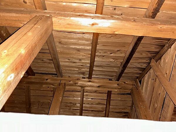 【リフォーム済　外観】小屋裏の写真です。雨漏れ点検もリフォーム時に行っています。安心ですね。