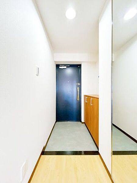 【リフォーム済】玄関外写真。玄関扉は鍵交換を行いました。新しいカギになるので防犯面も安心ですね。
