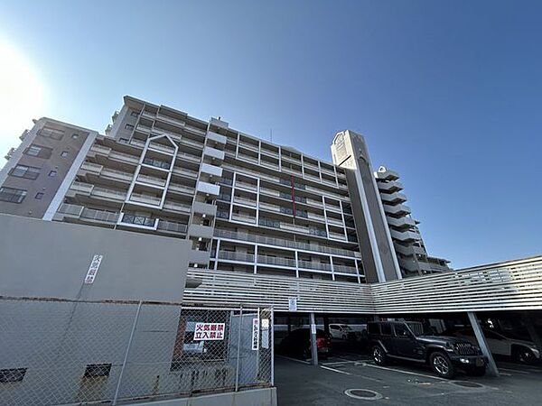 【現地外観】現地外観写真。道路から見た外観写真です。手前には駐車場、建物奥には駐輪場とバイク置き場がございます。