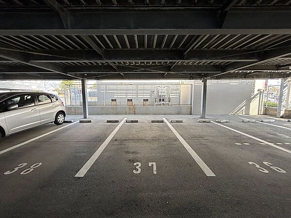 【駐車場】駐車場写真。駐車場に現在空きありです。駐車場に継承はできません。